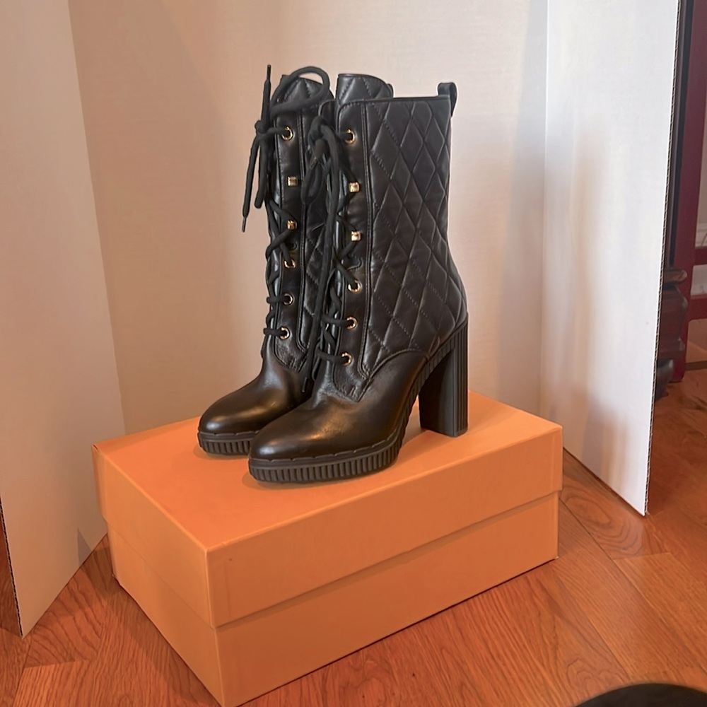 Tods Authentic lace up leather quilted Boots size 35 US 5 NEW